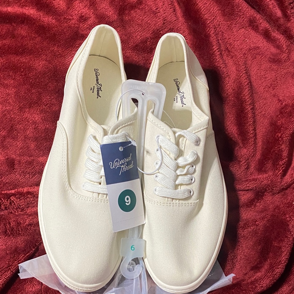 Universal Thread Women's Cream Lace-Up Sneakers